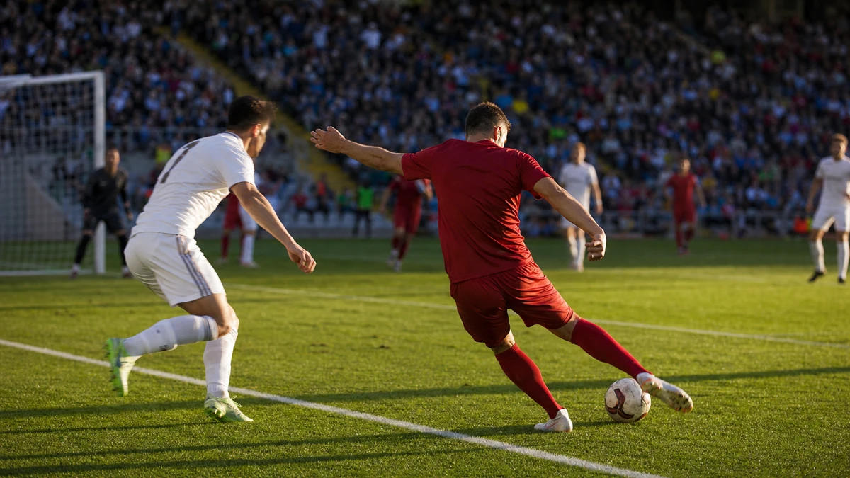 Spelmoment från en fotbollsmatch i Conference League.